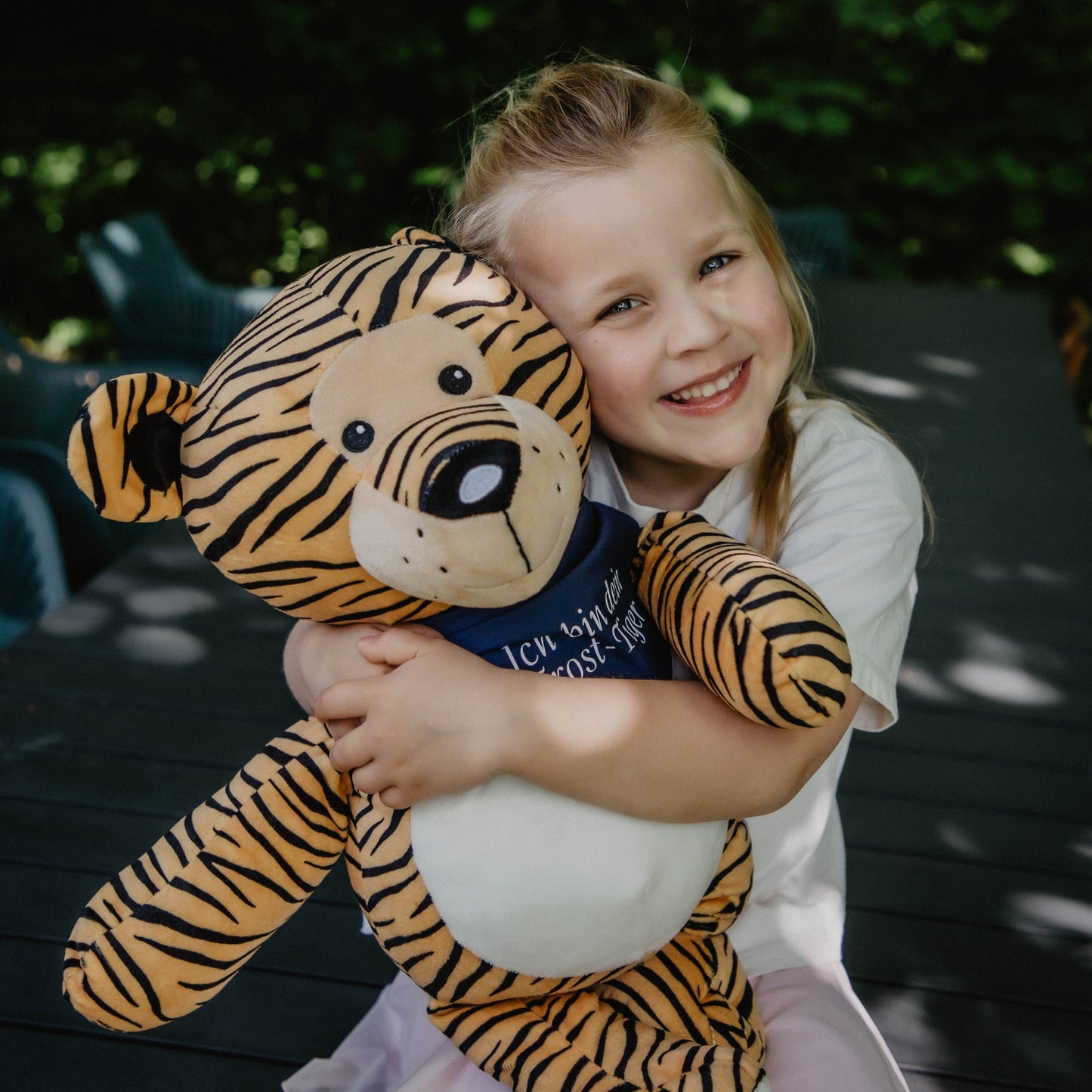 Großer Trost-Tiger "Taro" mit personalisiertem Halstuch, 56 cm