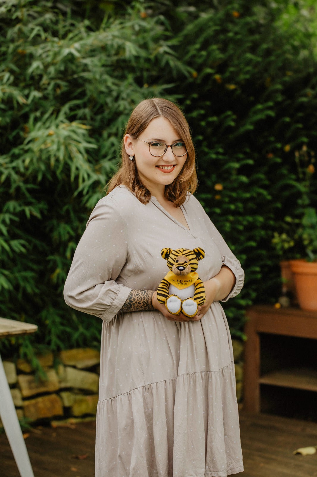 Kleiner Trost-Tiger "Trostina" mit personalisiertem Halstuch, 22 cm