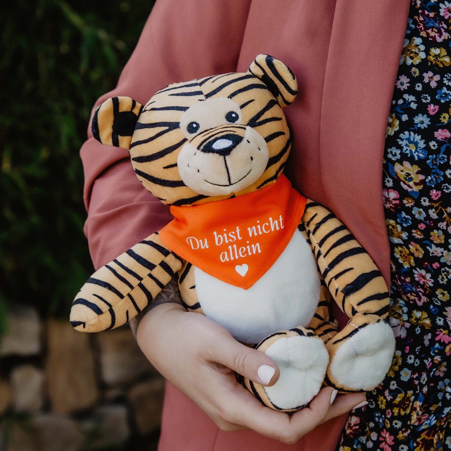 Kleiner Trost-Tiger "Trostina" mit personalisiertem Halstuch, 30 cm