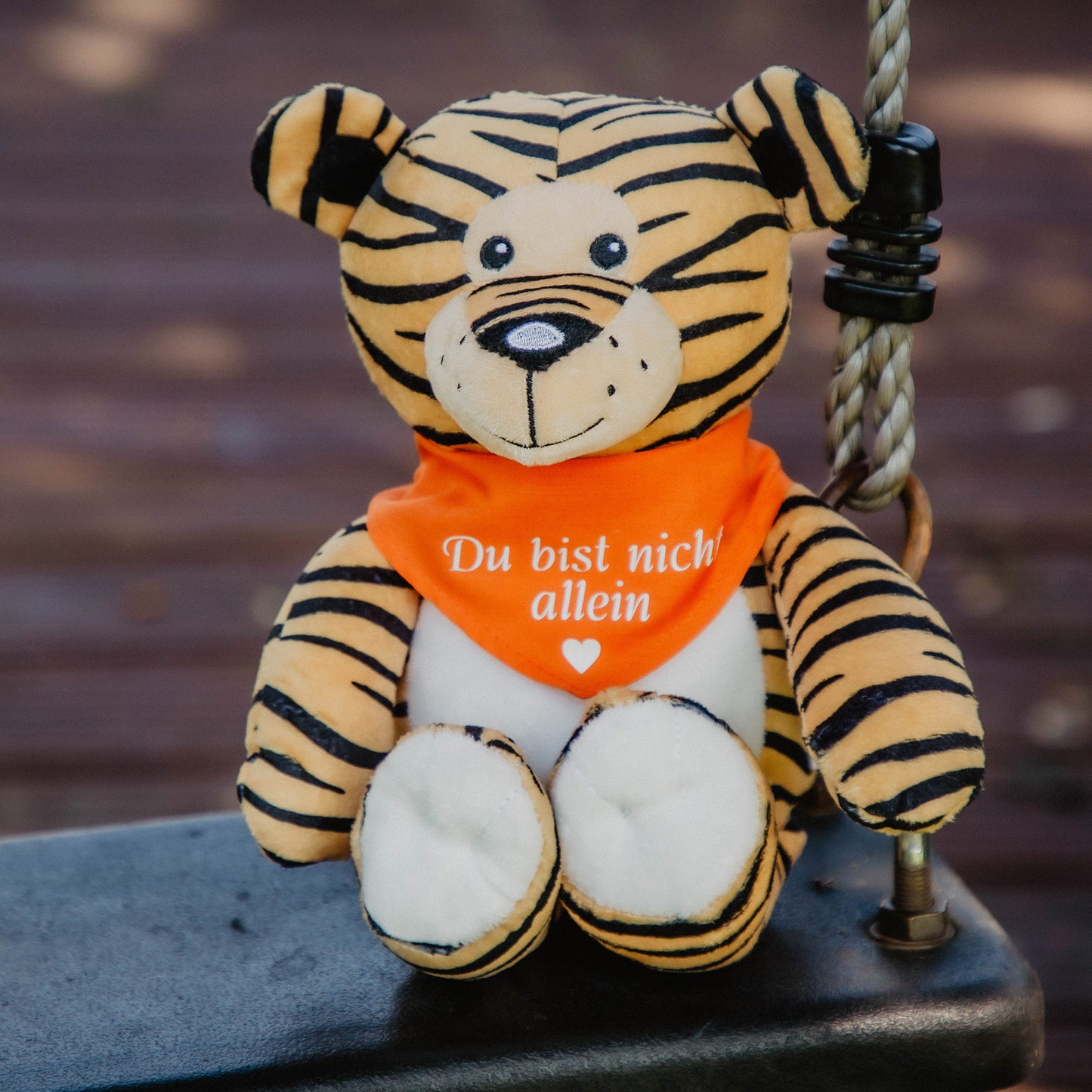 Kleiner Trost-Tiger "Trostina" mit personalisiertem Halstuch, 30 cm