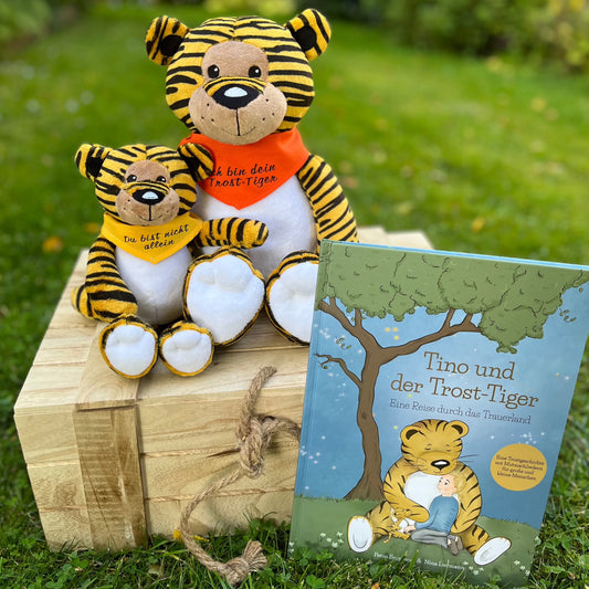 Das große „Trost-Tiger“ Paket: Kuscheltier-Duo und Kinderbuch im Rucksack mit Postkarten-Set