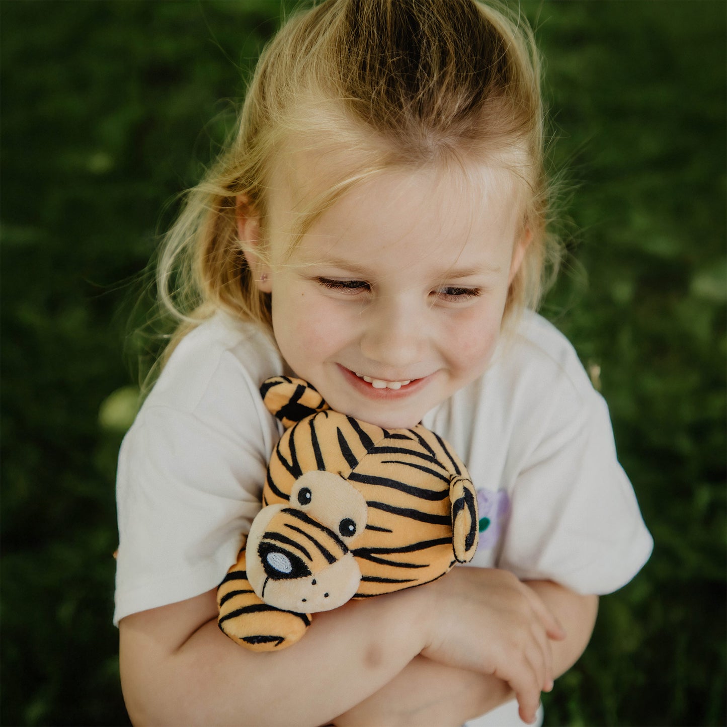 Kleiner Trost-Tiger "Trostina" mit personalisiertem Halstuch, 30 cm
