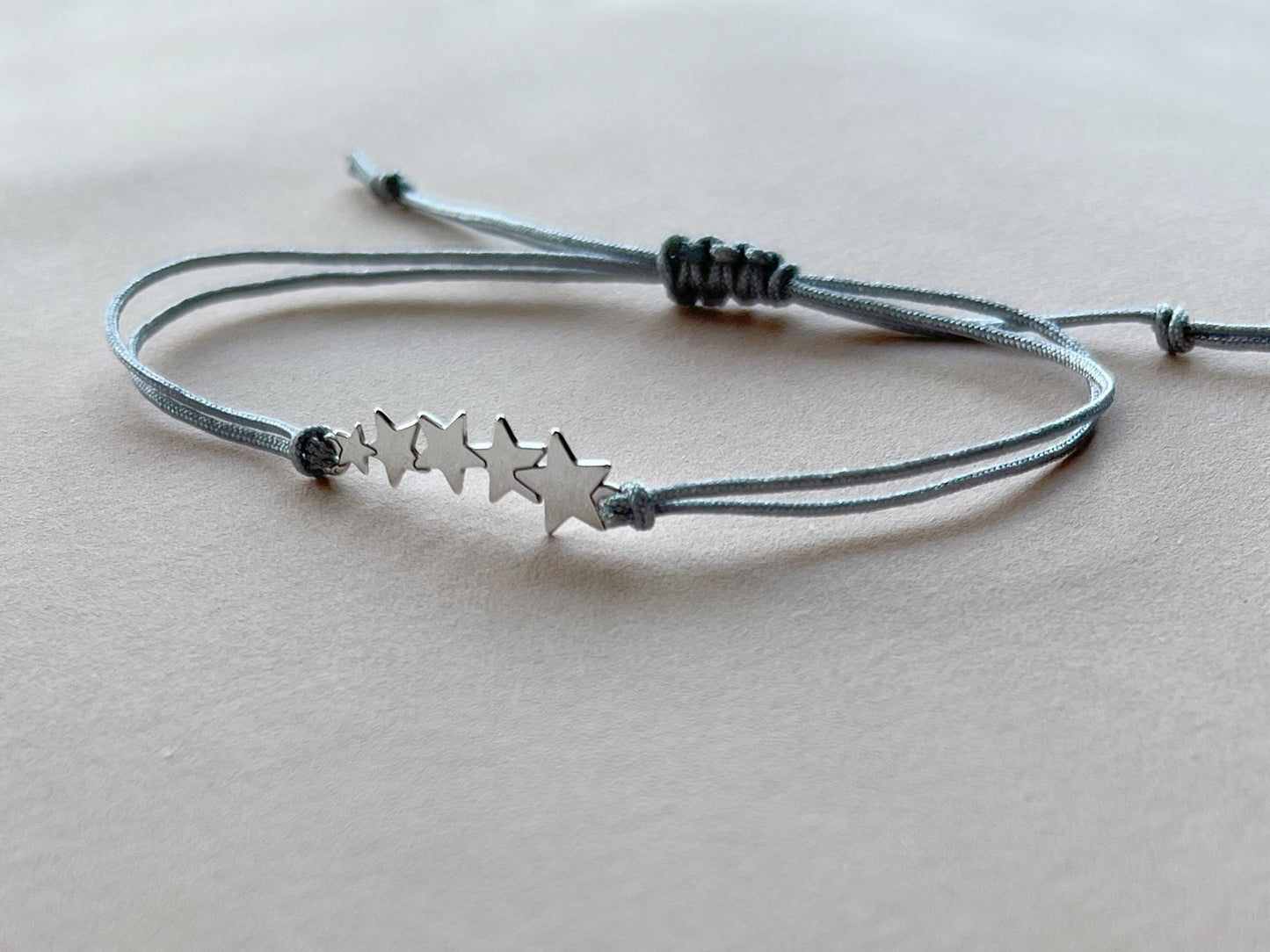 Armband mit Echtschmuck Anhänger "Sterne" und Postkarte
