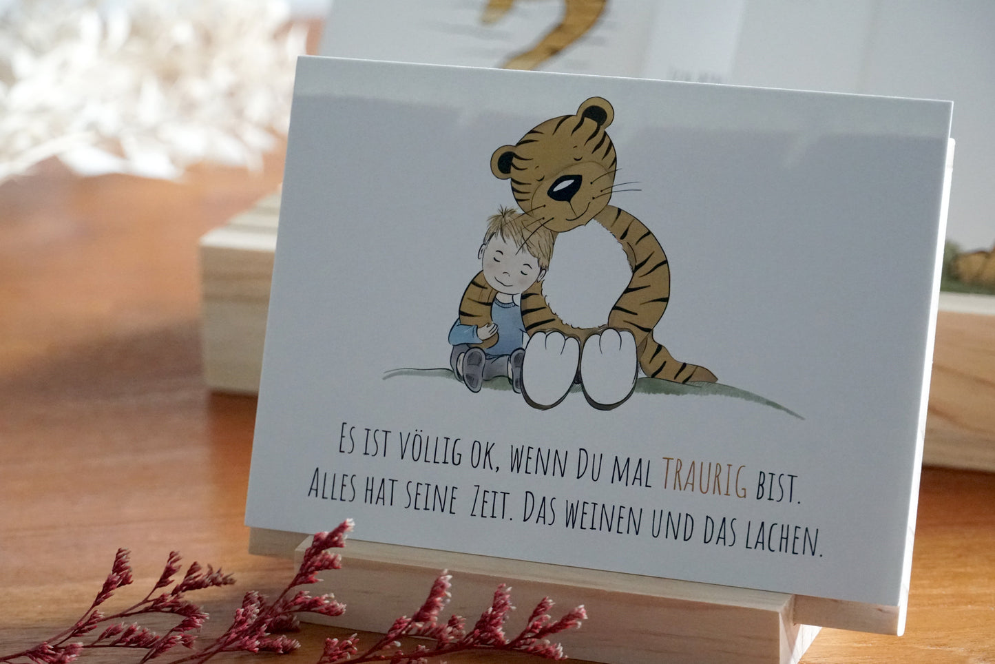 Trost-Tiger Postkarte mit Spruch "Es ist völlig ok, wenn du mal traurig bist"